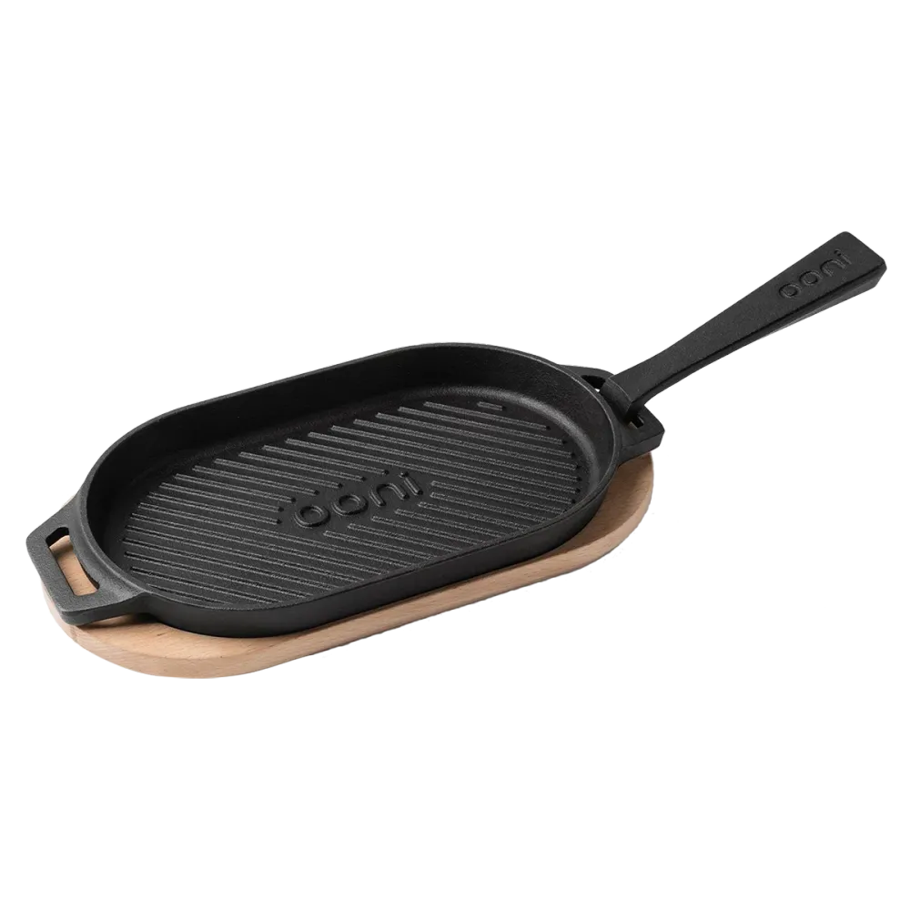 Grillpfanne aus Gusseisen mit Holz-Untersetzer