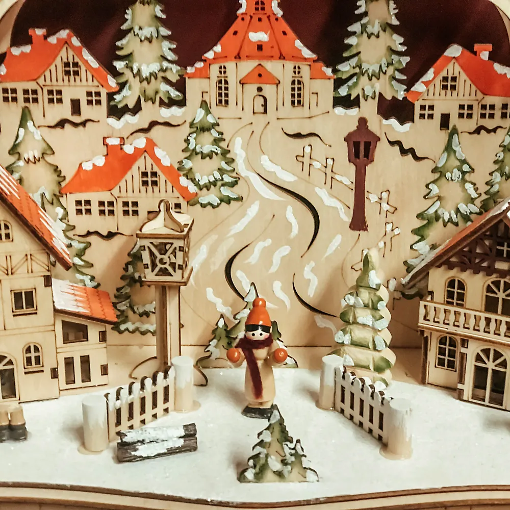 LED-Holzleuchter „Winterliches Dorf mit Seiffener Kirche", mit 6h-Timer, batteriebetrieben