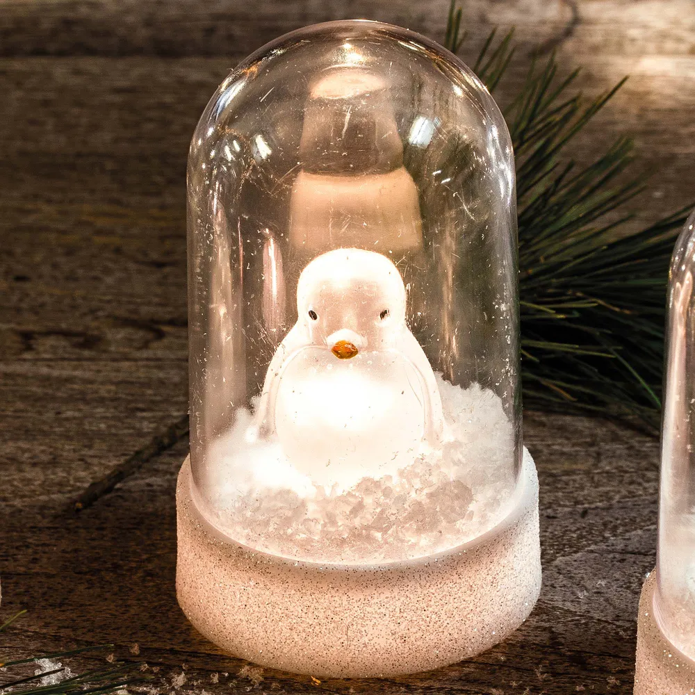 LED-Kuppel auf weißem Sockel, 1 LED ww, mit Acryl-Pinguin, mit Timer, batteriebetrieben