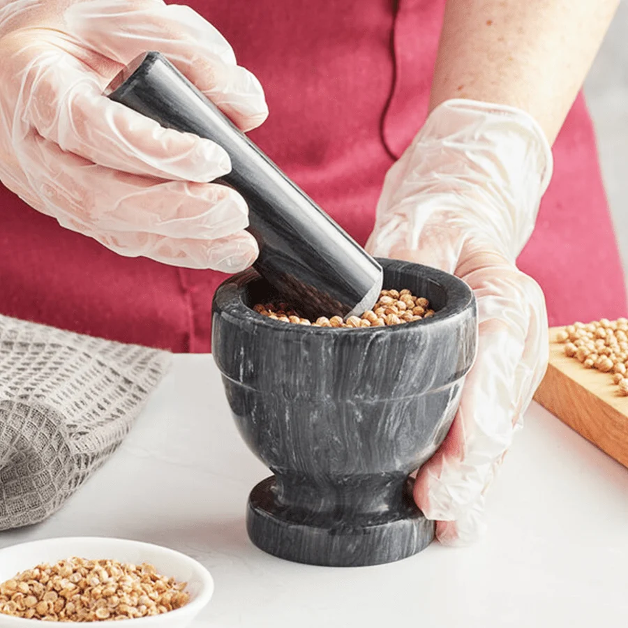 Mörser und Stößel aus schwarzem Marmor