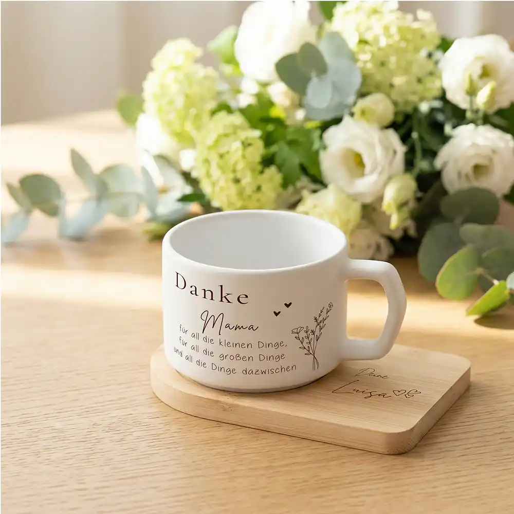 Muttertagsgeschenk Keramikbecher mit Untersetzer – Danke Mama mit Wildblumenstrauß