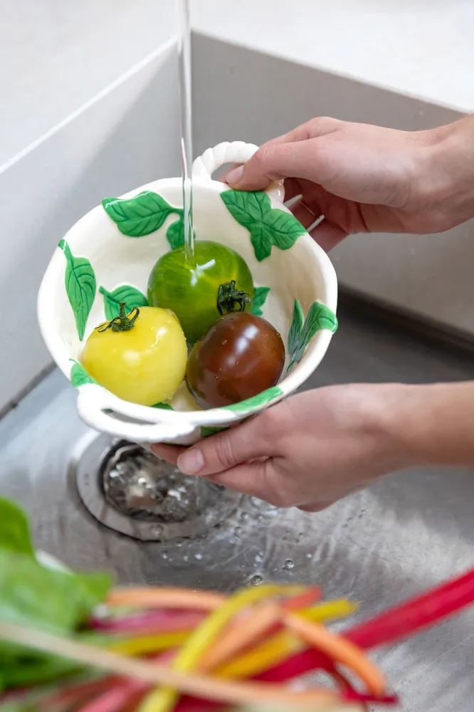 Weißer Durszlak mit grünem Untersetzer BASIL