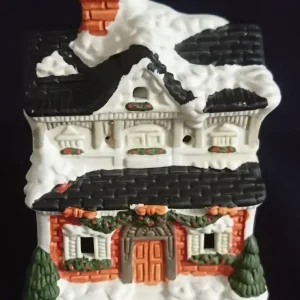 WEIHNACHTSDEKORATION ZIEGELSTEINHAUS - Keramik / Steingut, Ziegelstein Schornstein Haus Baum Bäume Schnee Dekor (G)