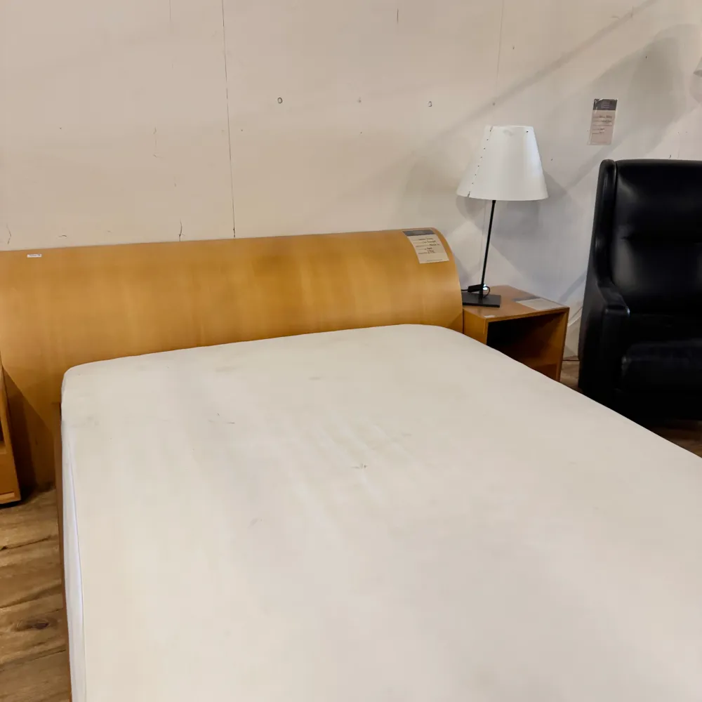Komplettzimmer mit Boxspringbett Designer Sessel & Kommode