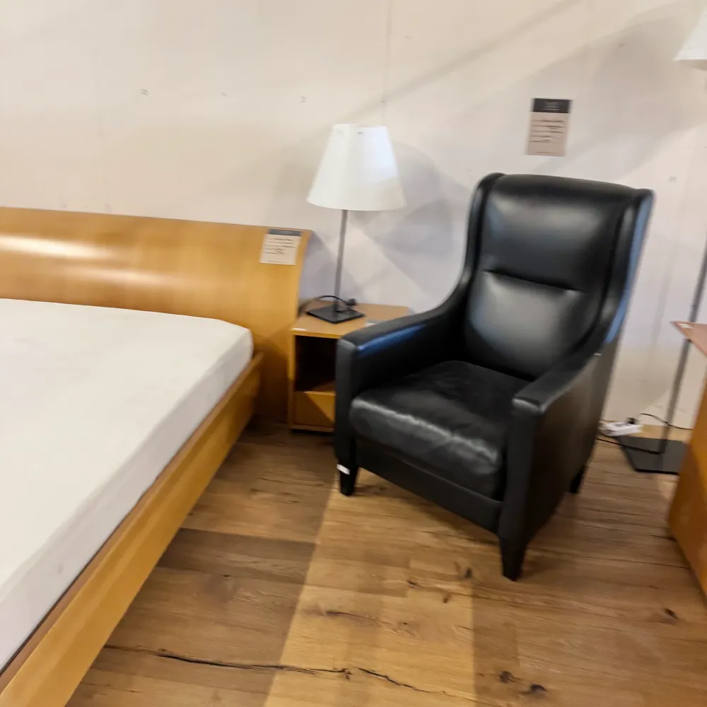 Komplettzimmer mit Boxspringbett Designer Sessel & Kommode