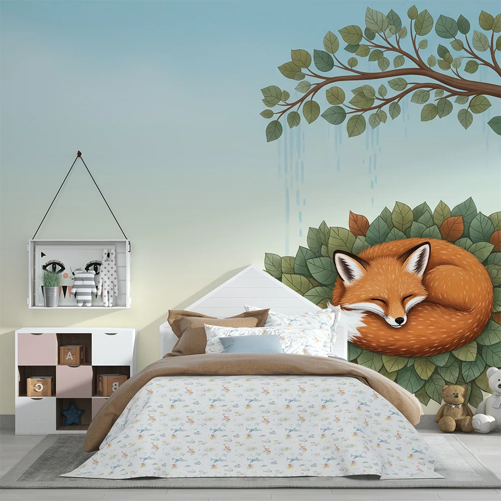 Kinderzimmer Tapete | Schlafender Fuchs auf einem Bett aus Blättern unter einem Baum