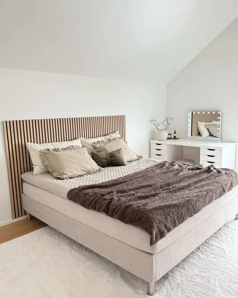 Premium Boxspringbett Beige 180x200 cm mit 7 cm Memoryschaum-Topper, inkl. Bettbeine Chrom