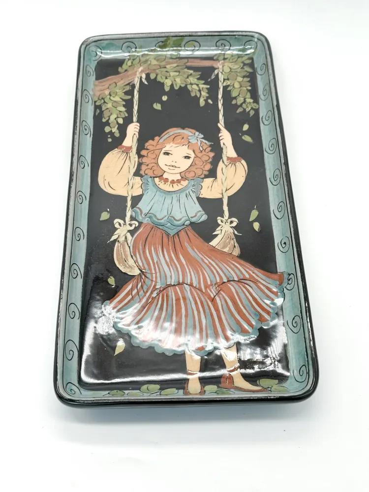 Vintage Servierplatte mit Mädchenmotiv Rheinfelder Handarbeit um 1950
