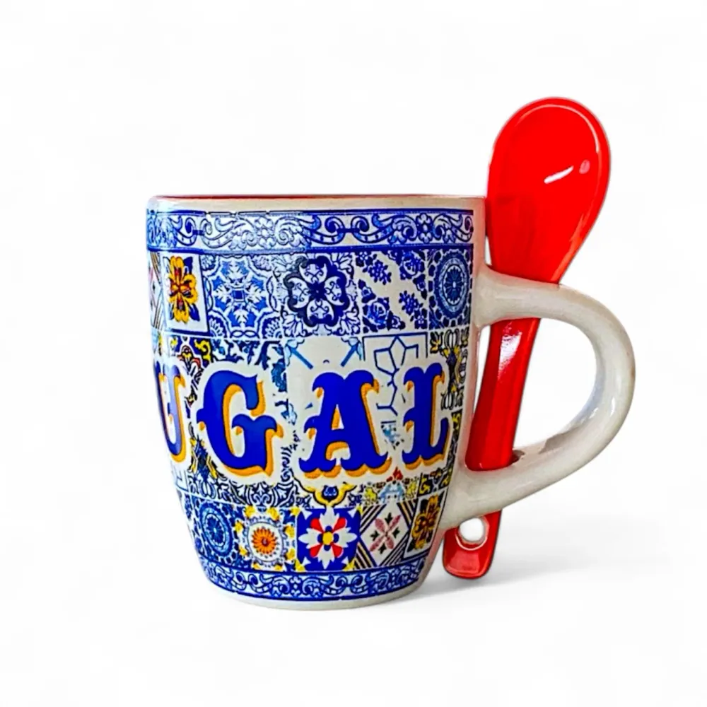 Portugal Souvenir Espresso-Tasse mit traditionellem blauem Azulejo-Muster und rotem Löffel