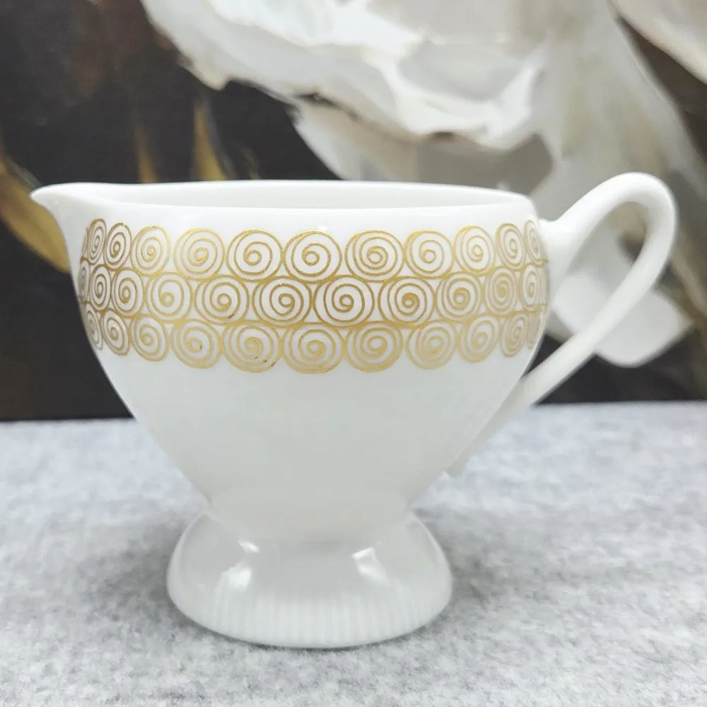 Eleganter Krautheim-Porzellankrug mit Golddekor (7,4cm.)