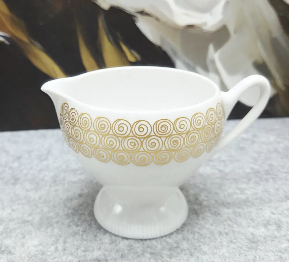 Eleganter Krautheim-Porzellankrug mit Golddekor (7,4cm.)