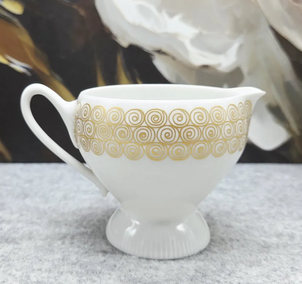 Eleganter Krautheim-Porzellankrug mit Golddekor (7,4cm.)