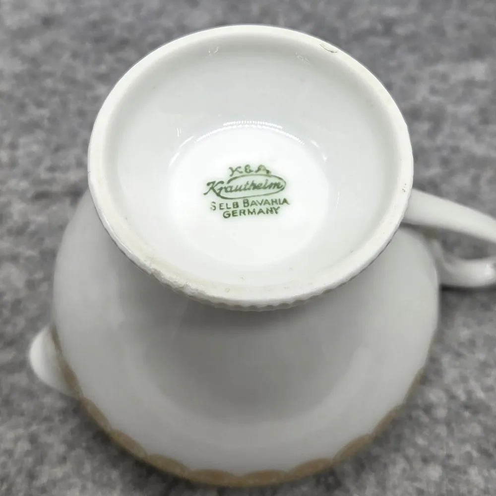 Eleganter Krautheim-Porzellankrug mit Golddekor (7,4cm.)