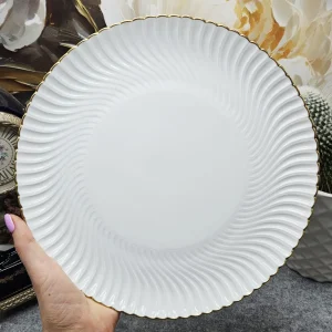 Eleganter Teller aus französischem Limoges-Porzellan mit geprägtem Dekor und Goldakzent (25,5 cm.)