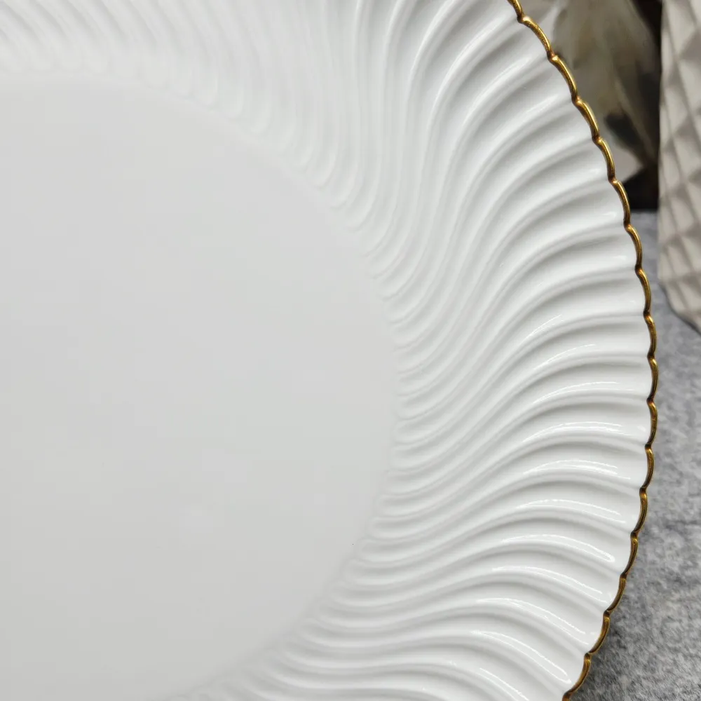 Eleganter Teller aus französischem Limoges-Porzellan mit geprägtem Dekor und Goldakzent (25,5 cm.)