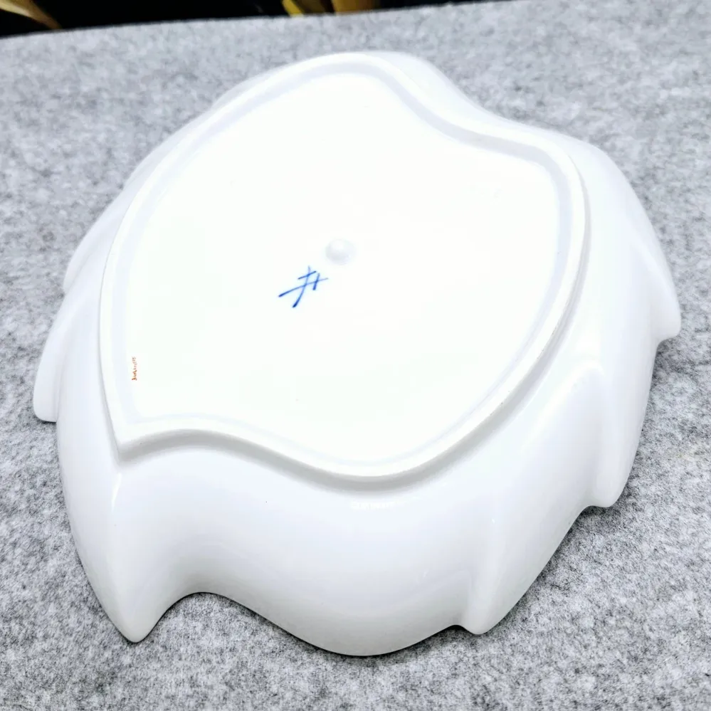 Handbemalter, blattförmiger, vergoldeter, weißer Porzellanteller von Meissen. Kollektion "Grüner Indianer".