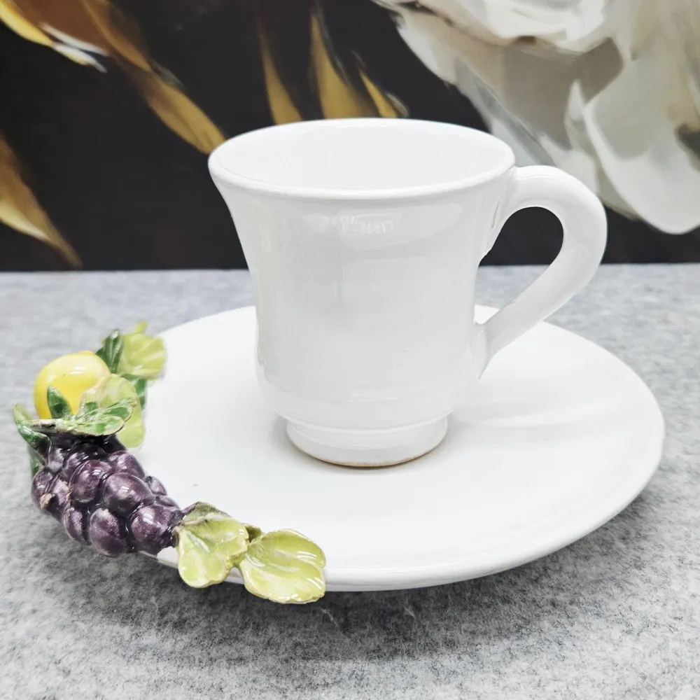 Keramiktasse und Untertasse mit geprägtem Fruchtdekor (70ml.)