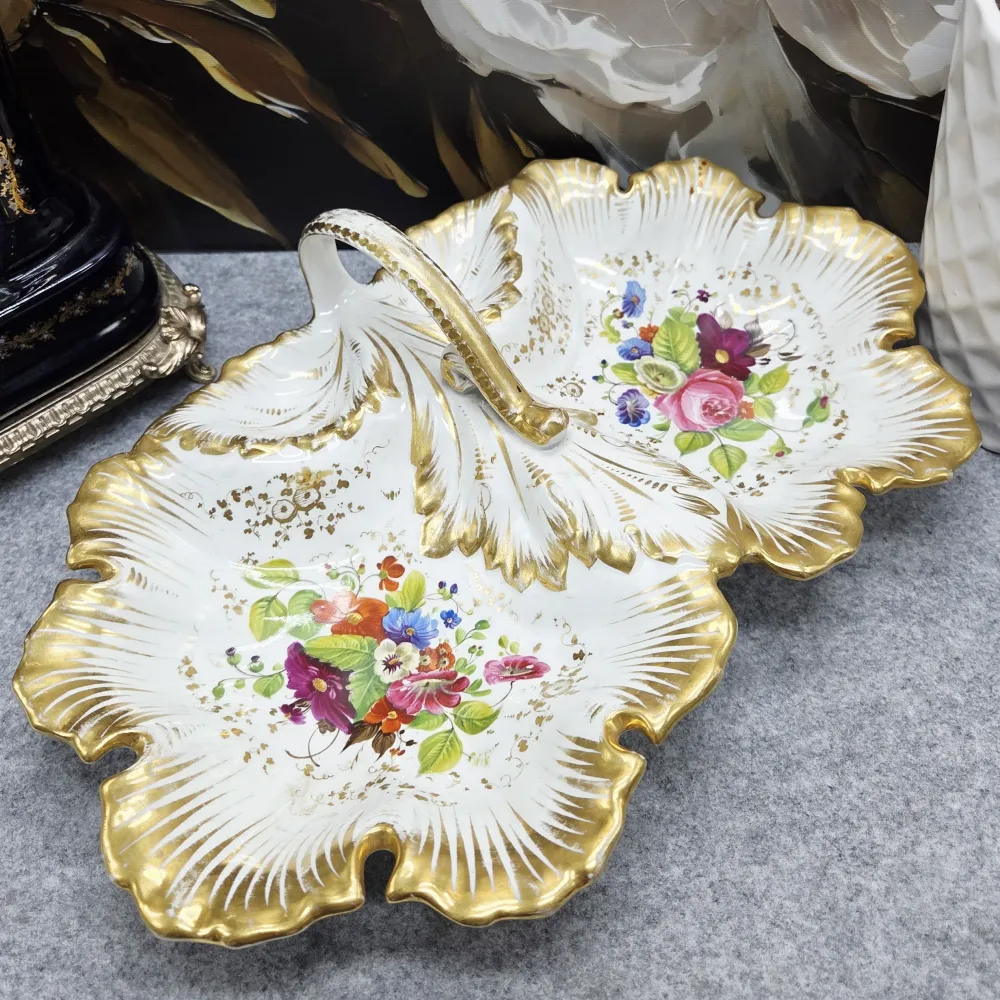 Königlicher Luxus, handbemalter Porzellanteller mit Golddekor. Hergestellt um 1900.