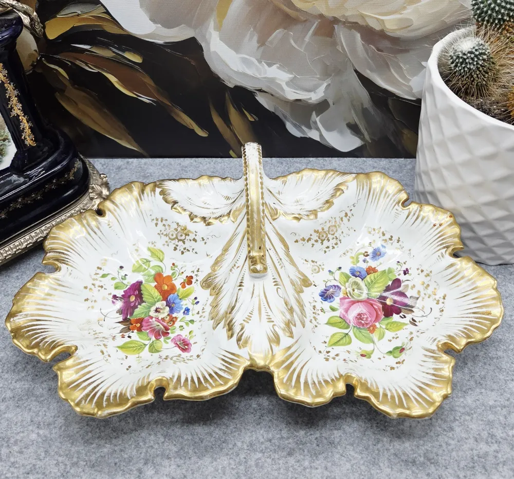 Königlicher Luxus, handbemalter Porzellanteller mit Golddekor. Hergestellt um 1900.
