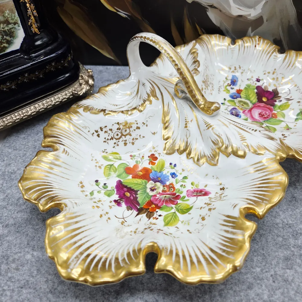 Königlicher Luxus, handbemalter Porzellanteller mit Golddekor. Hergestellt um 1900.
