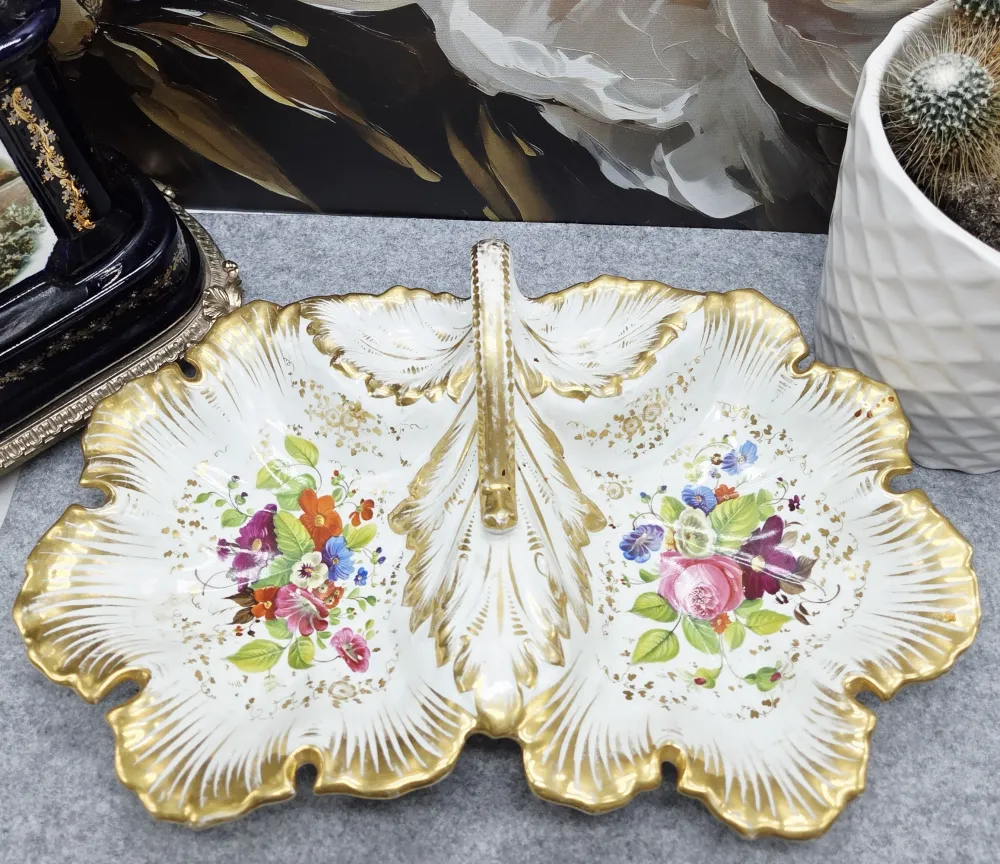 Königlicher Luxus, handbemalter Porzellanteller mit Golddekor. Hergestellt um 1900.