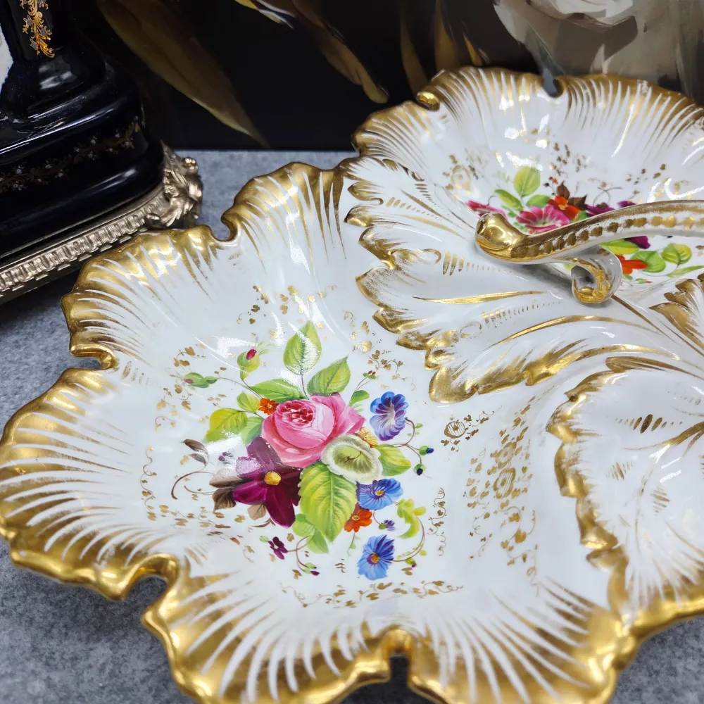 Königlicher Luxus, handbemalter Porzellanteller mit Golddekor. Hergestellt um 1900.