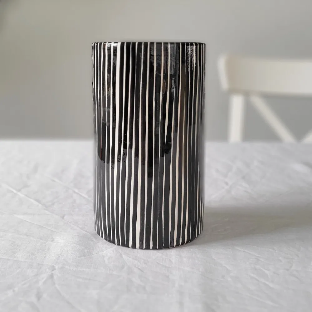Gerade Vase gestreift schwarz