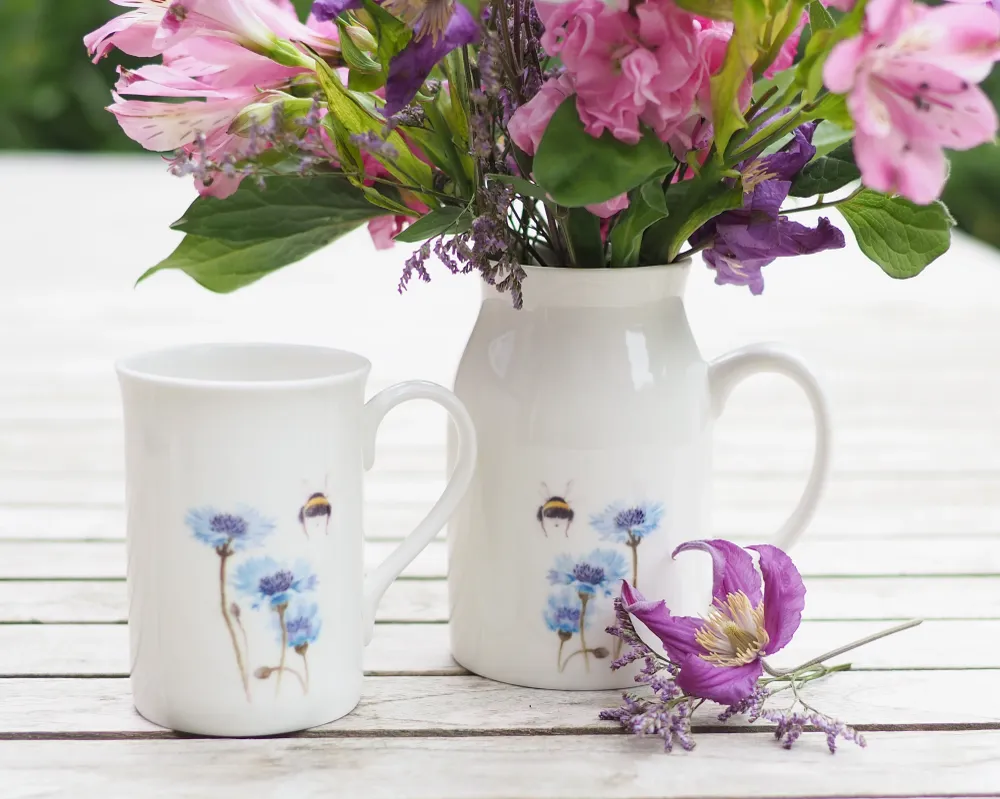 Set aus Porzellantasse und passender Vase/Kännchen "Kornblume und Hummelpo"