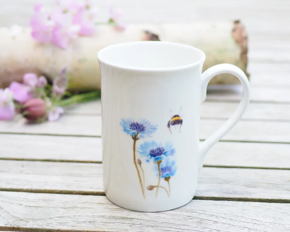 Set aus Porzellantasse und passender Vase/Kännchen "Kornblume und Hummelpo"