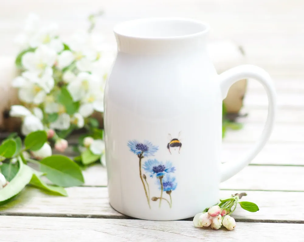 Set aus Porzellantasse und passender Vase/Kännchen "Kornblume und Hummelpo"