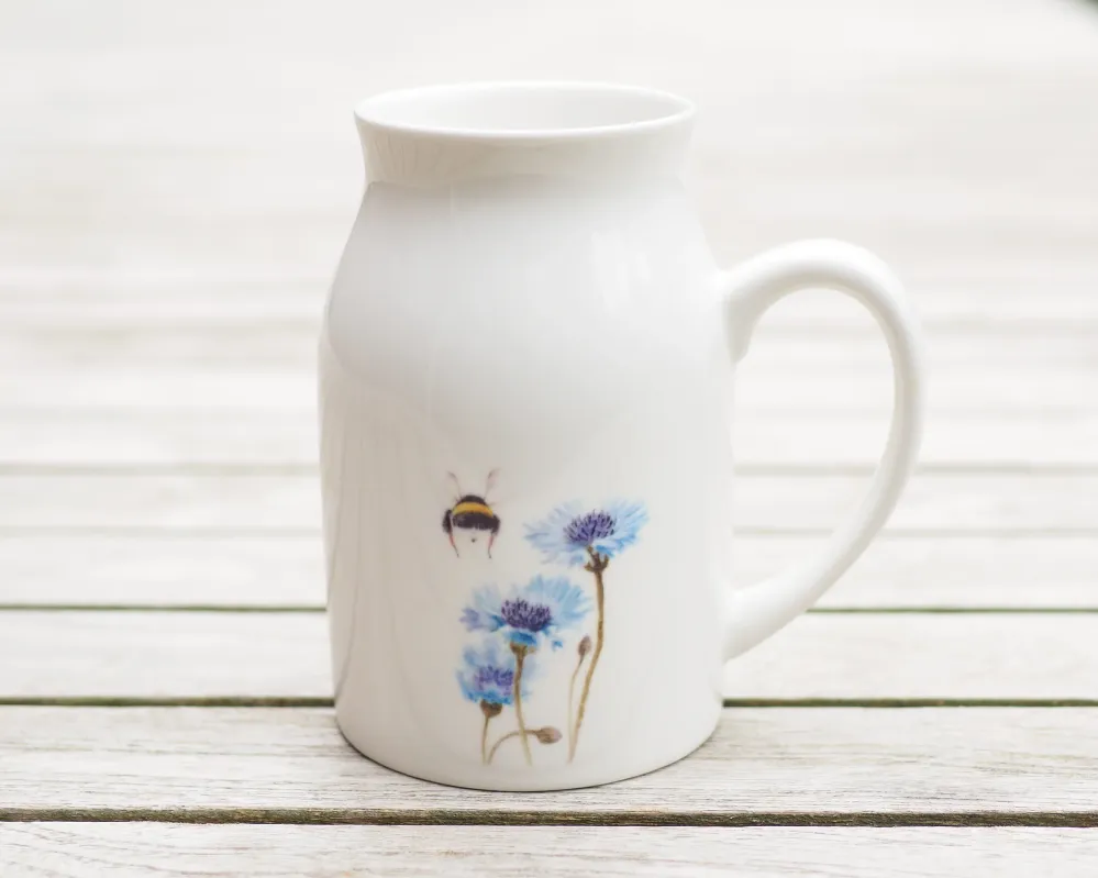 Set aus Porzellantasse und passender Vase/Kännchen "Kornblume und Hummelpo"