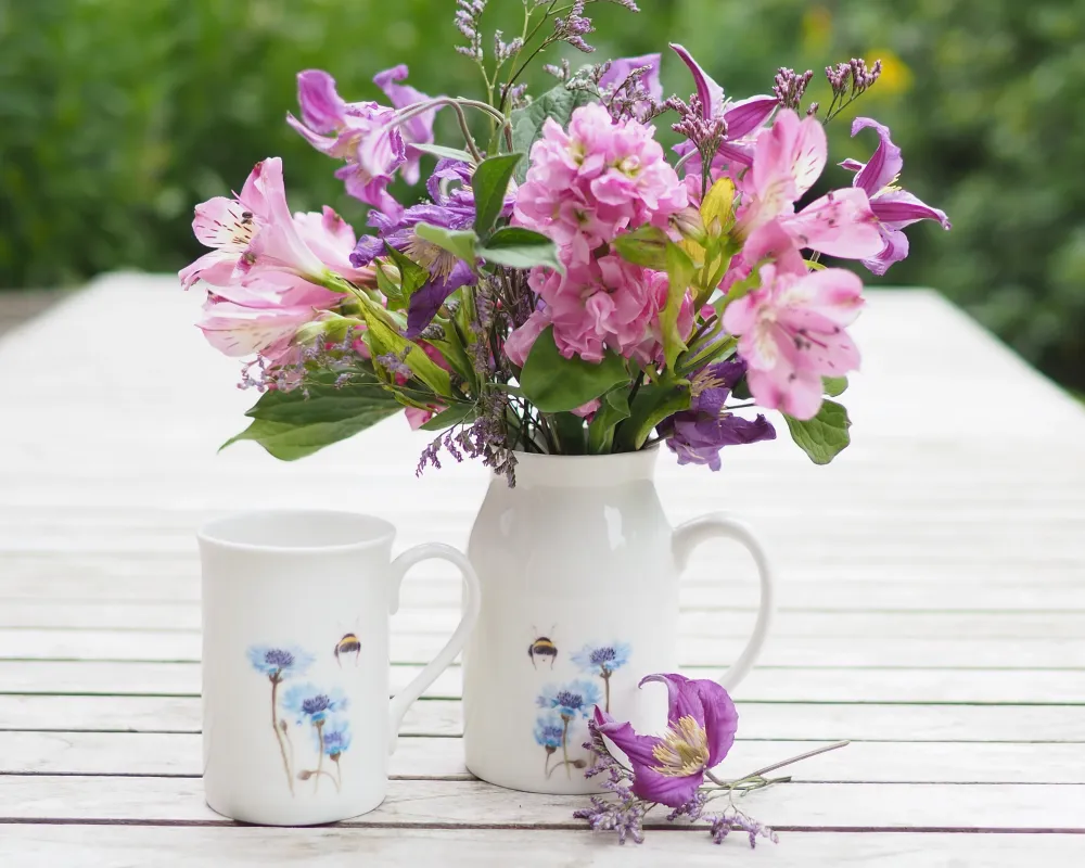 Set aus Porzellantasse und passender Vase/Kännchen "Kornblume und Hummelpo"