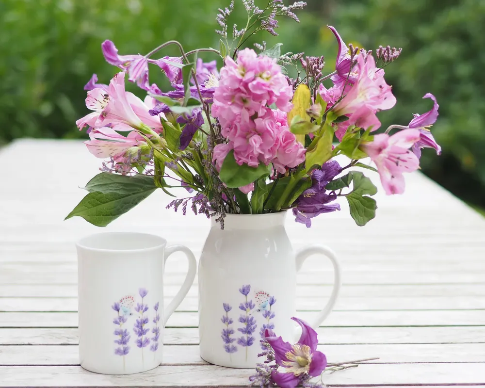 Set aus Porzellantasse und passender Vase/Kännchen "Lavendel mit Schmetterling"