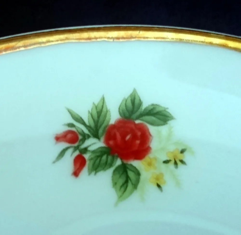UNTERTASSE - Porzellan, Goldrand Flora Rosenblüten Blumenstrauß Motiv Dekor