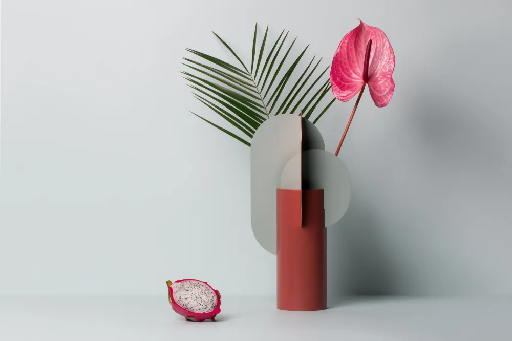Vase EKSTER aus Ziegel mit blauen und kupfernen Akzenten