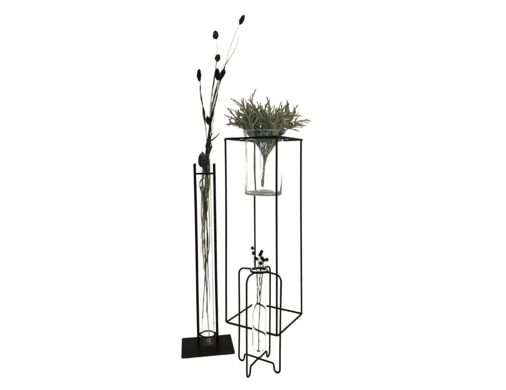 Vase | großes Metallgestell | schwarz