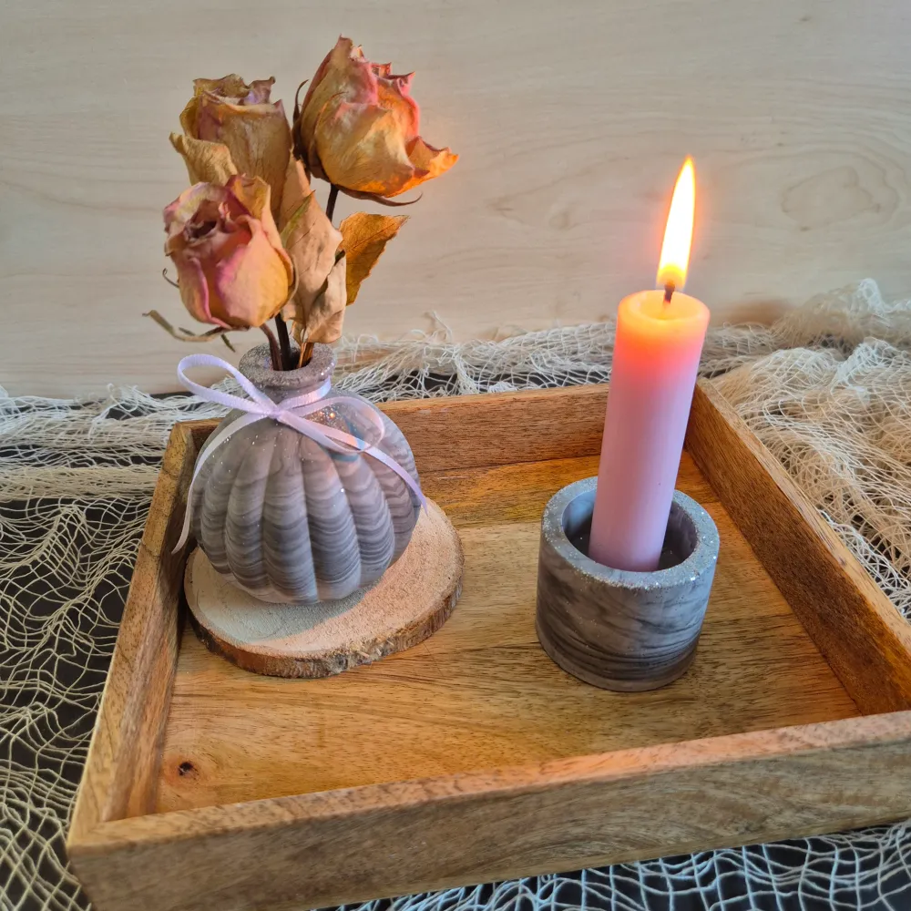 Vase klein und bauchig, mit seitlichen Rillen, für einen kleine Trockenblumenstrauß, aus grauem Gießbeton, marmoriert und...