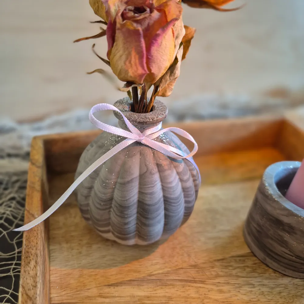 Vase klein und bauchig, mit seitlichen Rillen, für einen kleine Trockenblumenstrauß, aus grauem Gießbeton, marmoriert und...