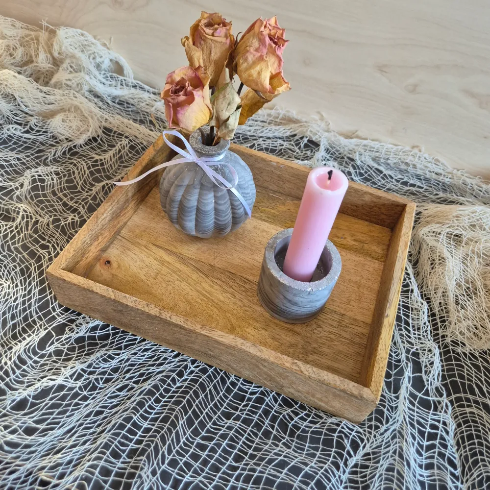 Vase klein und bauchig, mit seitlichen Rillen, für einen kleine Trockenblumenstrauß, aus grauem Gießbeton, marmoriert und...