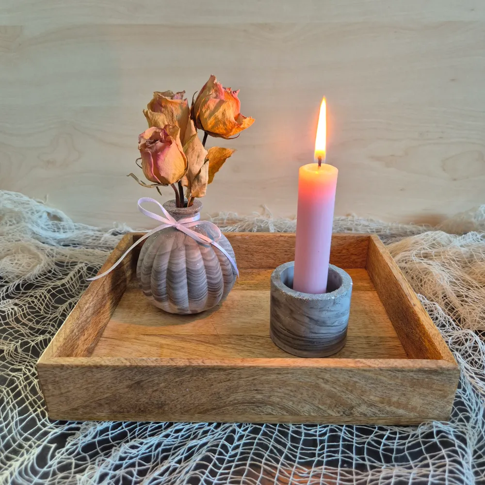 Vase klein und bauchig, mit seitlichen Rillen, für einen kleine Trockenblumenstrauß, aus grauem Gießbeton, marmoriert und...