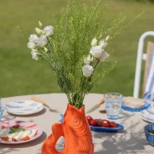 Vase mit orangefarbenem Fisch