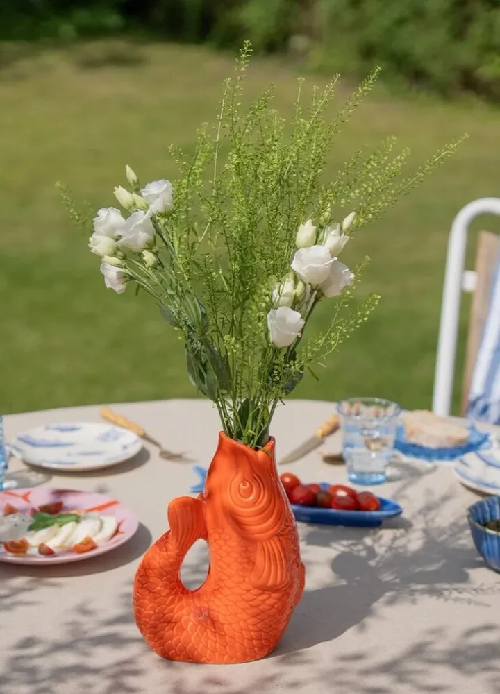 Vase mit orangefarbenem Fisch
