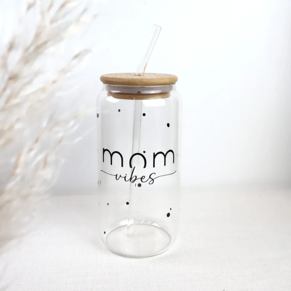 Trinkglas „Mom Vibes“ (500 ml) personalisierbar
