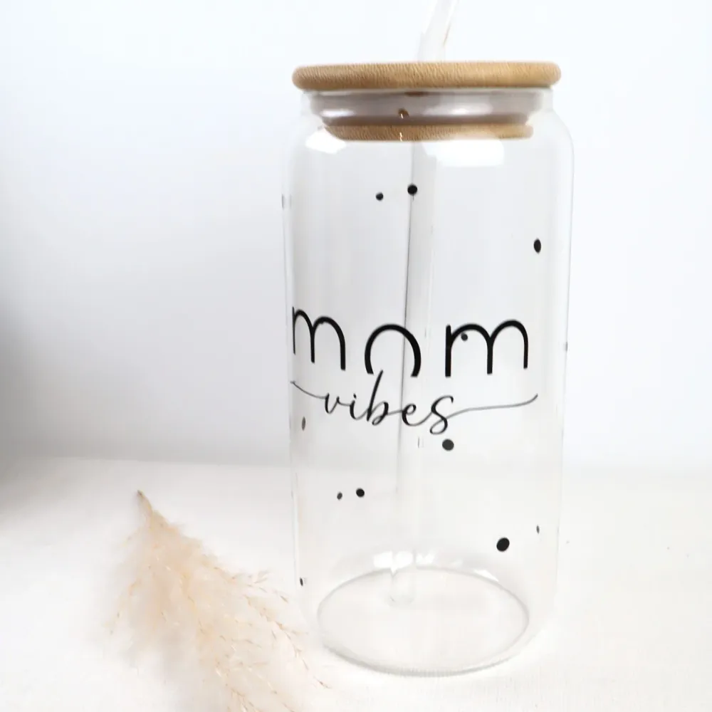 Trinkglas „Mom Vibes“ (500 ml) personalisierbar