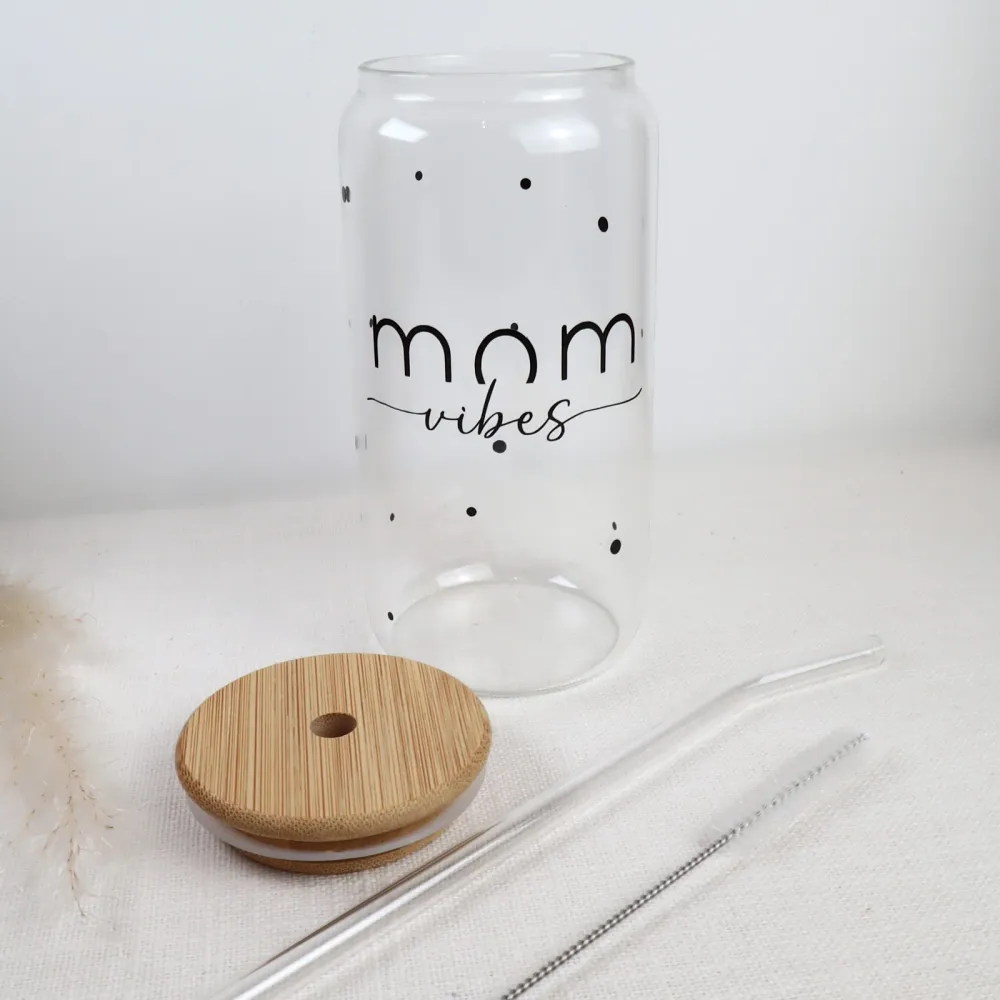 Trinkglas „Mom Vibes“ (500 ml) personalisierbar