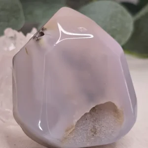 Achat Spitze – flach, hellgrau, mit Druse, Einzelstück