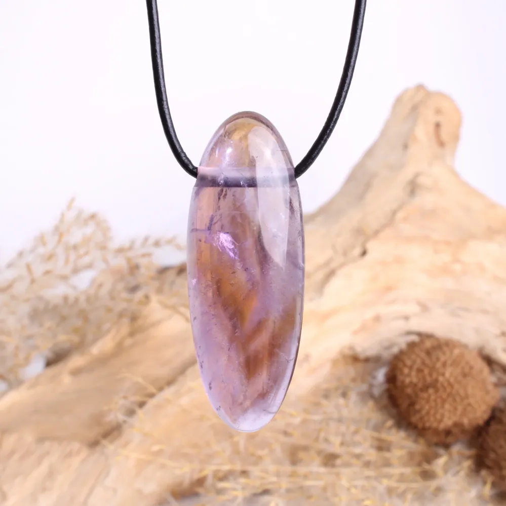 Einzelstück Ametrin Cabochon Anhänger – Handgeschliffener Edelstein, gebohrt & mit Lederband Geschenkschachtel