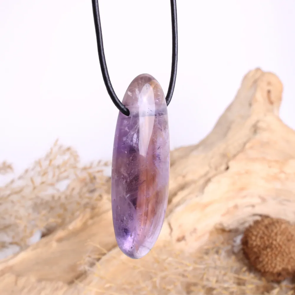 Einzelstück Ametrin Cabochon Anhänger – Handgeschliffener Edelstein, gebohrt & mit Lederband Geschenkschachtel