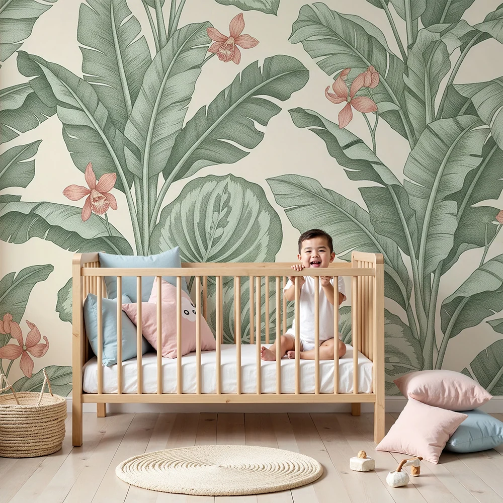Babyzimmer Tapete | Tropische Blätter und zarte Blumen auf hellem Hintergrund
