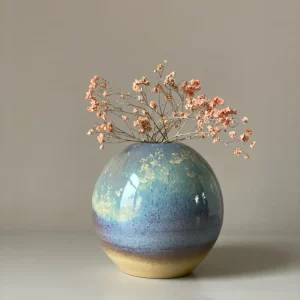 blaue Kugelvase mit cremeweißen Kristallen